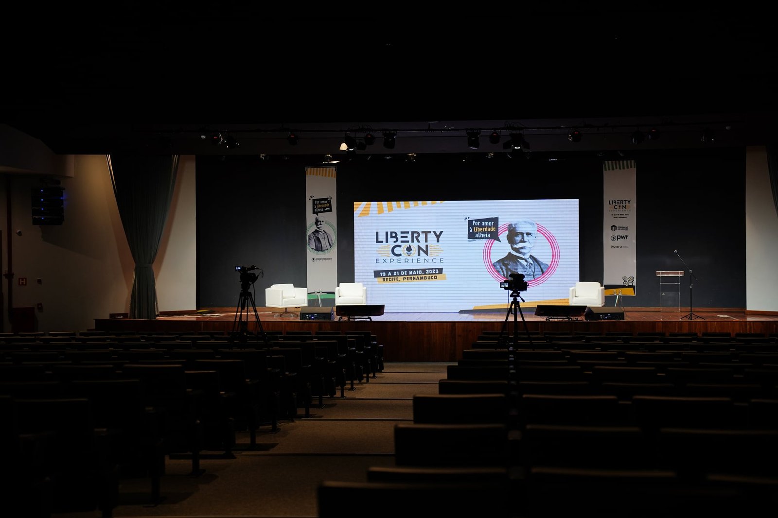 Palco do auditório montado para a Libertycon Experience
