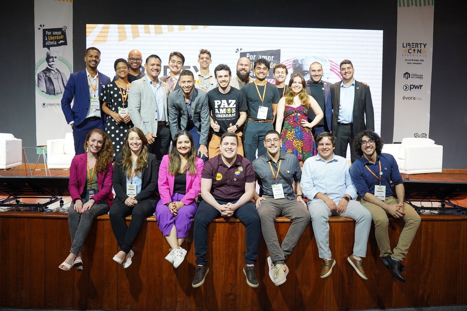 Equipe do projeto reunida no palco da Libertycon